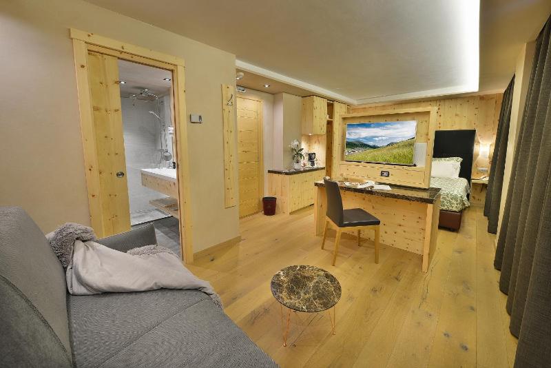 Deluxe Double Room image 3