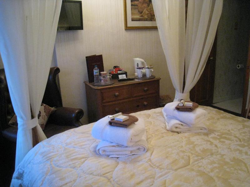 Superior Double Room with Four Poster Bed image 2