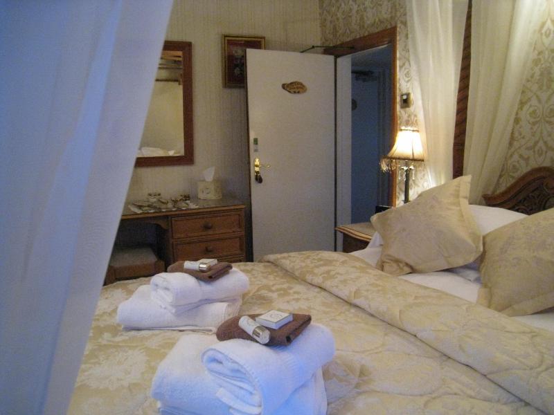 Superior Double Room with Four Poster Bed image 3