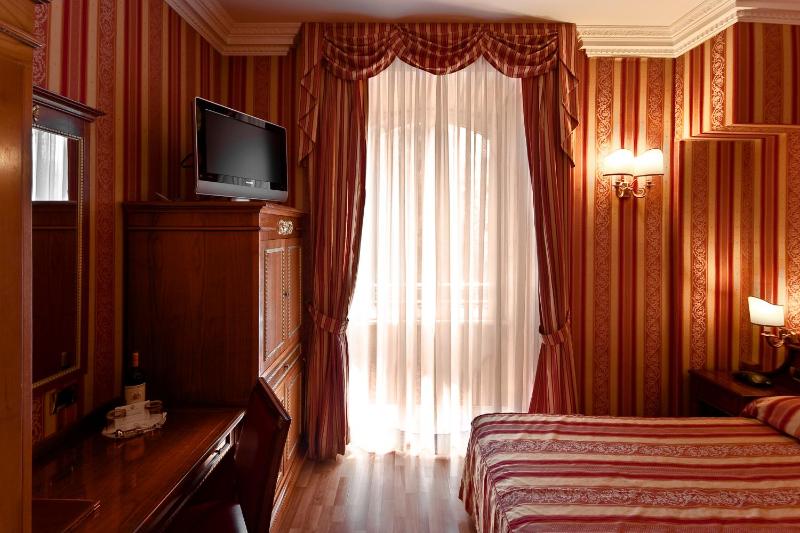 Small Double Room image 1