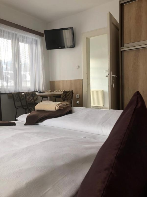 Triple Room with Shared Bathroom image 3