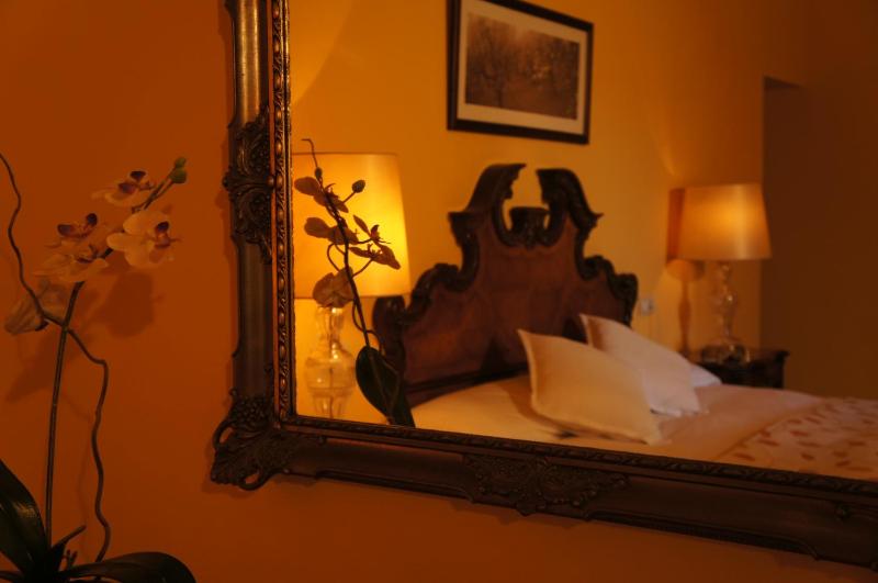 Superior King Suite image 4