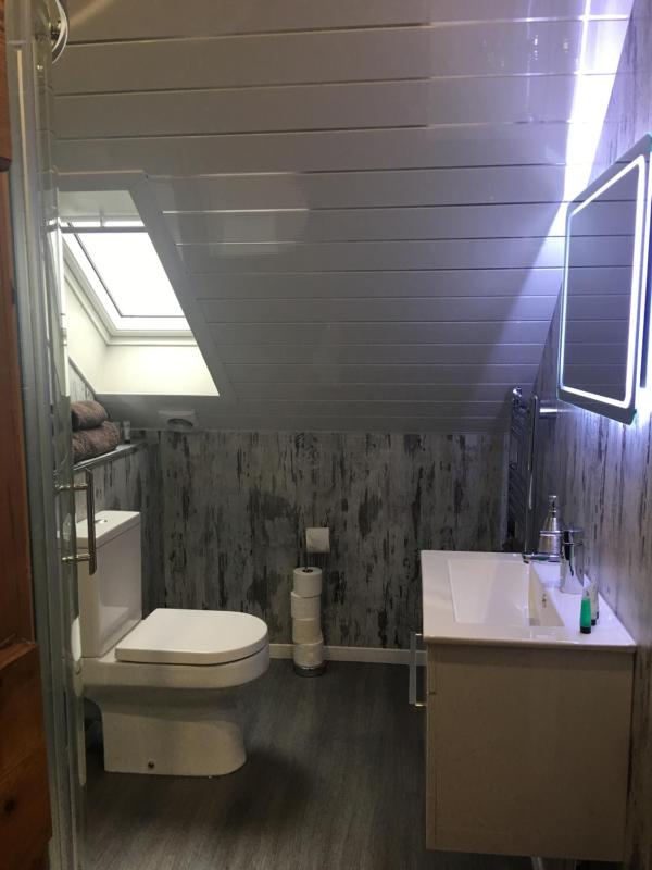 Large Double Room with Ensuite Bathroom image 3