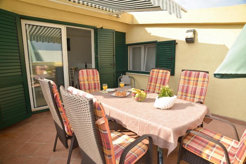 Apartment Yellow House - image 12