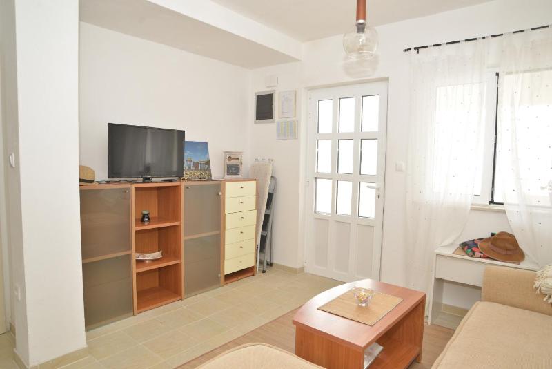 Apartment Yellow House - image 2