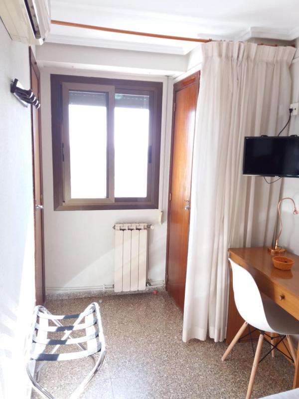 Budget Single Room image 3