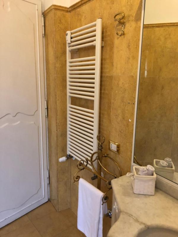 Twin Room with Shared Bathroom image 3