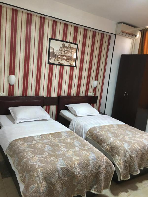 Standard Double/Twin Room image 4