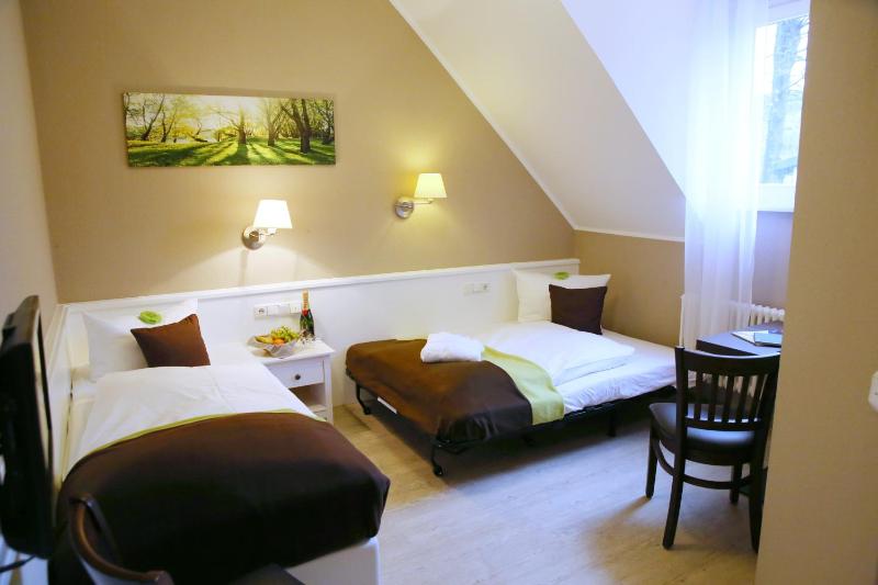 Twin Room image 3