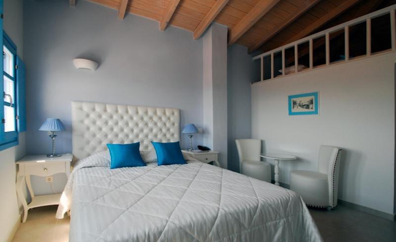 Family Room - Split Level with Balcony and Sea View image 1