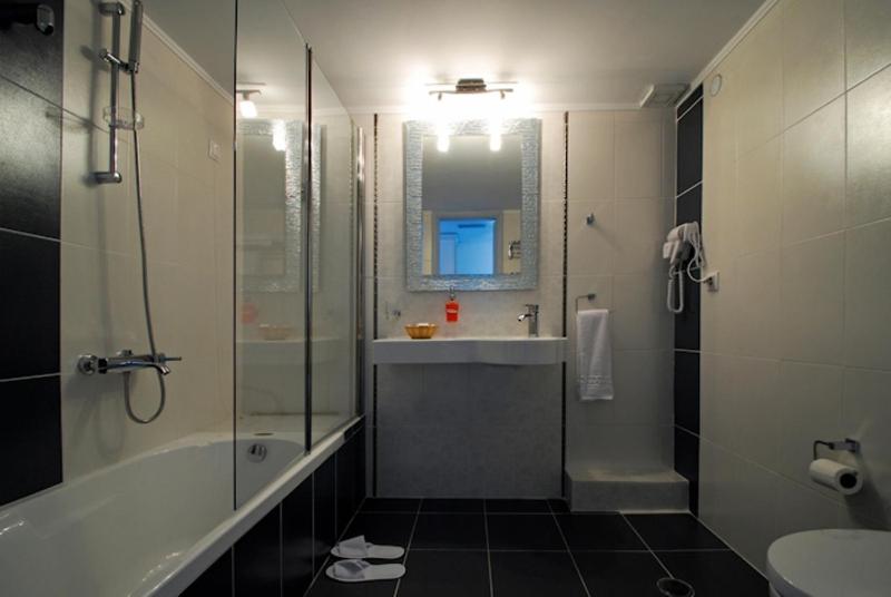 Double Room with Balcony and Sea View image 4