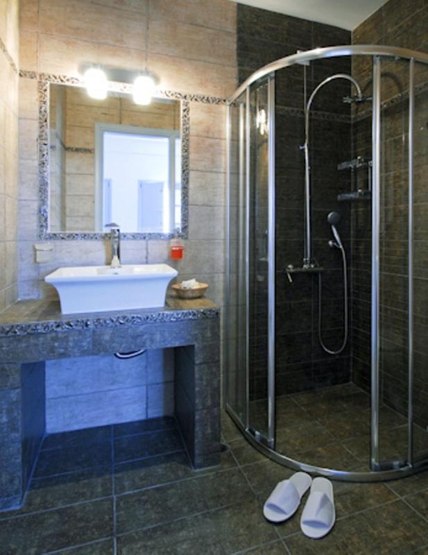Double Room with Balcony and Sea View image 3