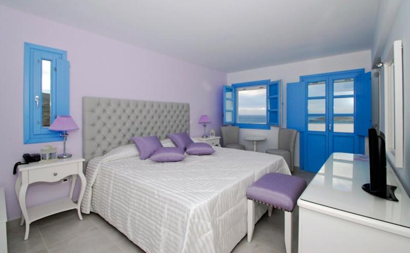Double Room with Balcony and Sea View image 1