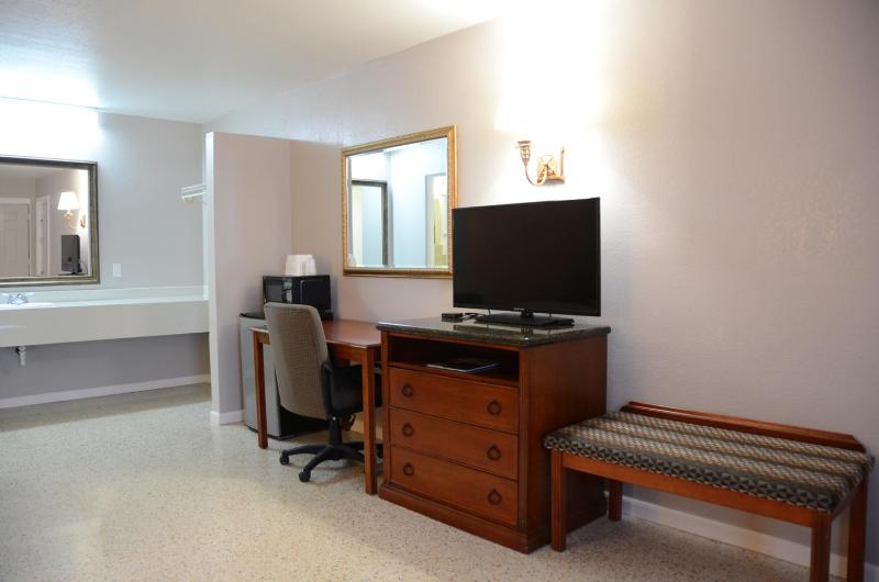 Deluxe Queen Room image 3