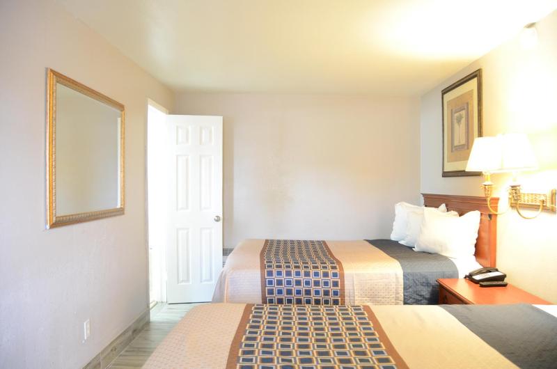Double Room with Two Double Beds - Smoking image 4