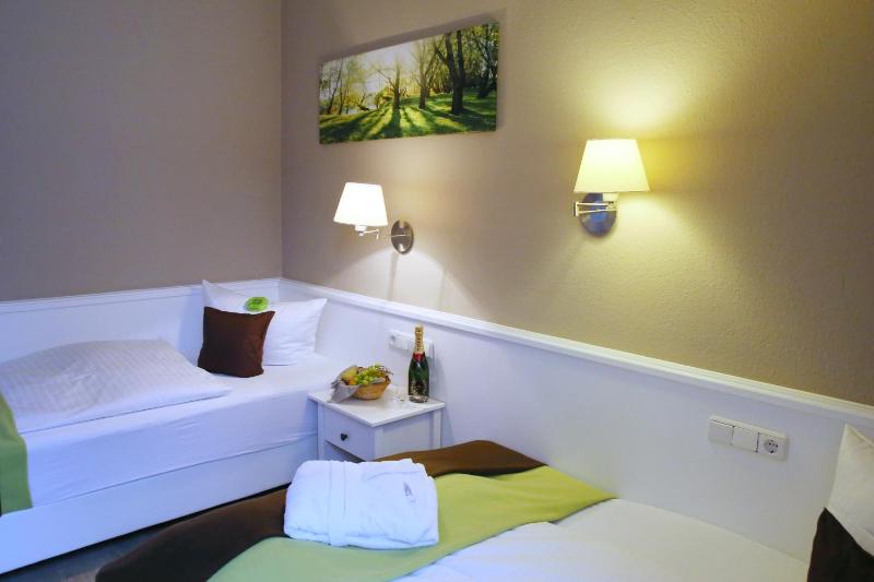 Twin Room image 2