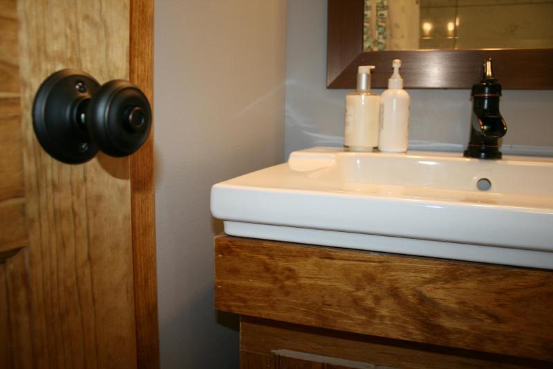 Log House Balcony Room Queen image 3