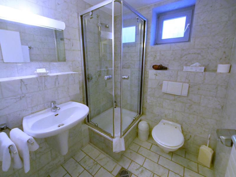 Twin Room image 4
