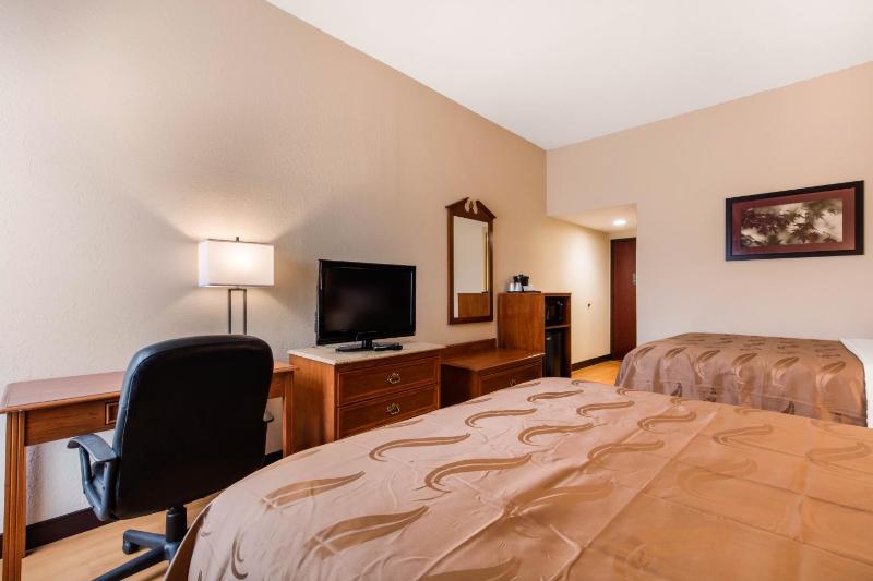 Queen Room with Two Queen Beds - Smoking image 3