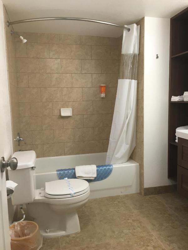 Queen Room with Two Queen Beds - Non-Smoking image 2