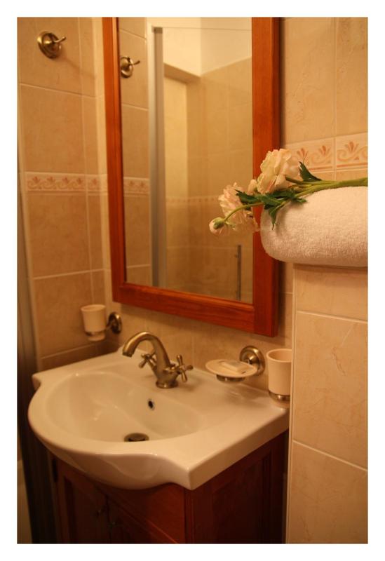 Small Economy Twin Room  image 4