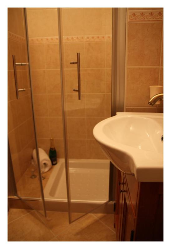 Small Economy Twin Room  image 3