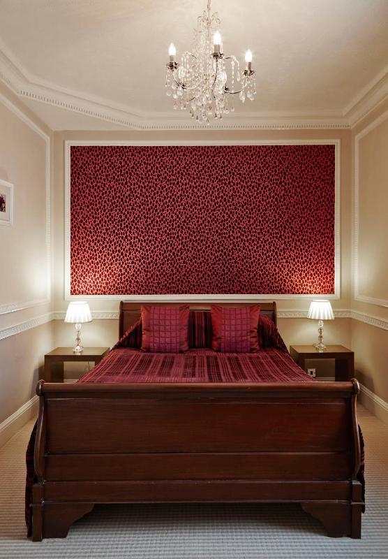 Honeymoon Suite image 4