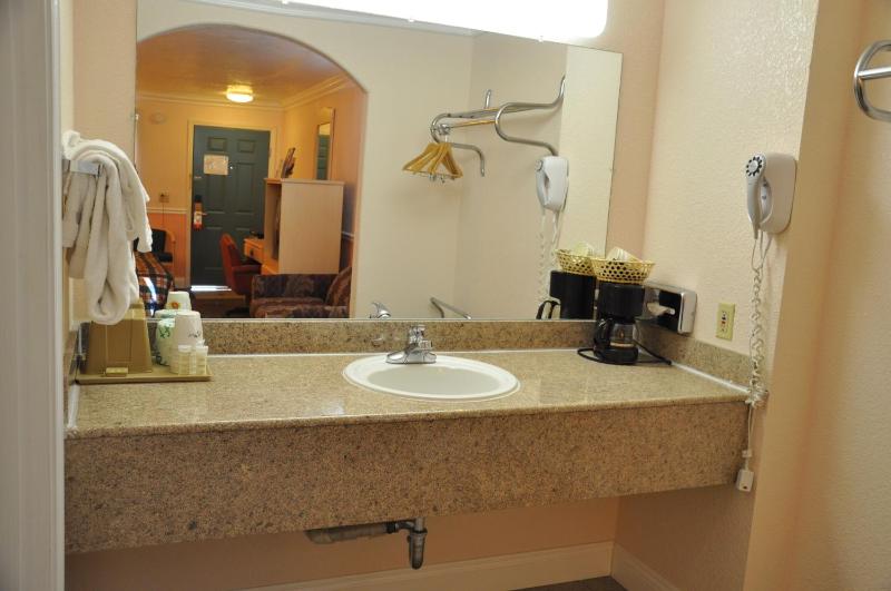 King Room - Non-Smoking image 3