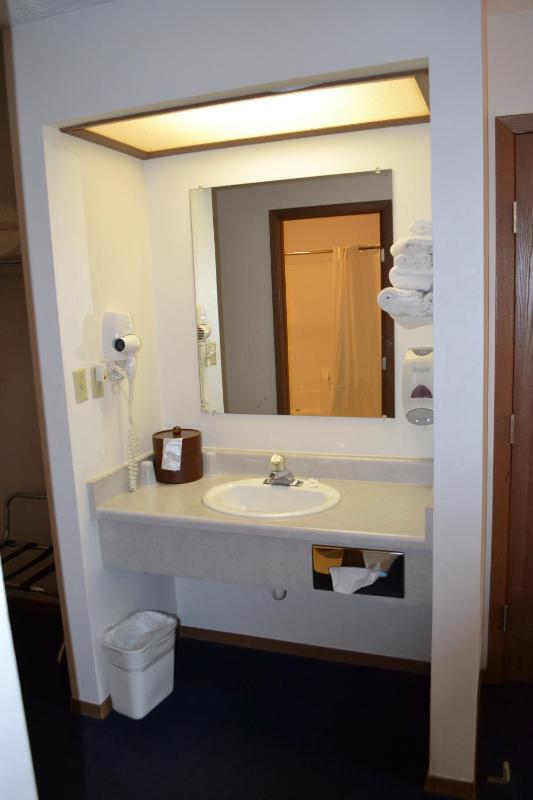 Queen Room with Two Queen Beds image 3