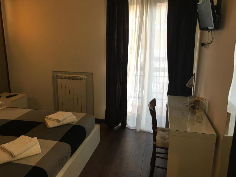 Double or Twin Room image 3
