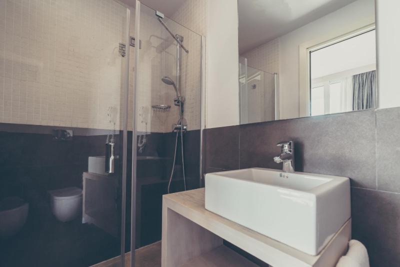 Deluxe Double or Twin Room with Balcony image 4