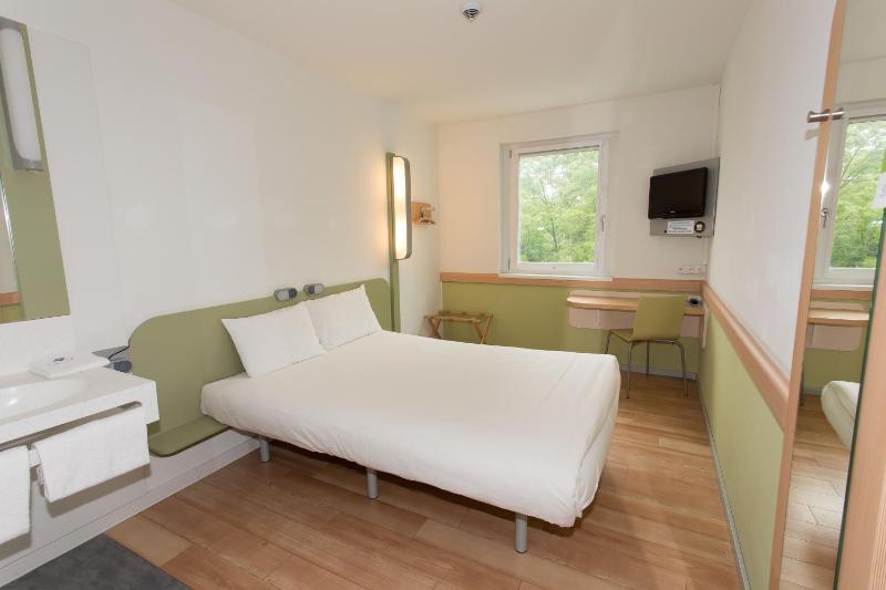 Standard Double or Twin Room image 4