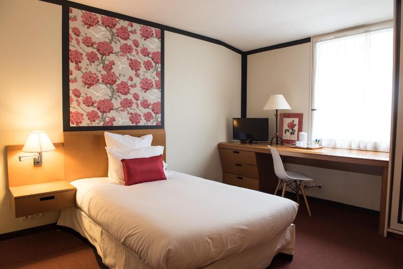 Twin Room image 4