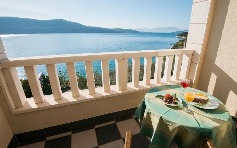 Double or Twin Room with Sea View image 3