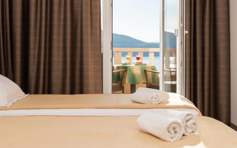 Double or Twin Room with Sea View image 4