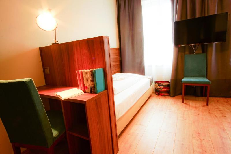 Economy Twin Room image 2
