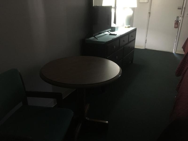 Queen Room with Two Queen Beds - Motel  image 4