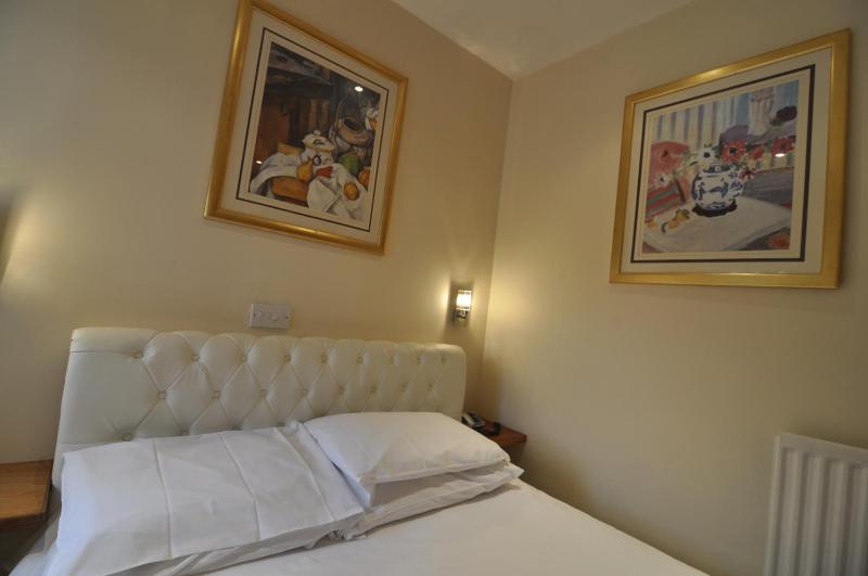Double Room image 3