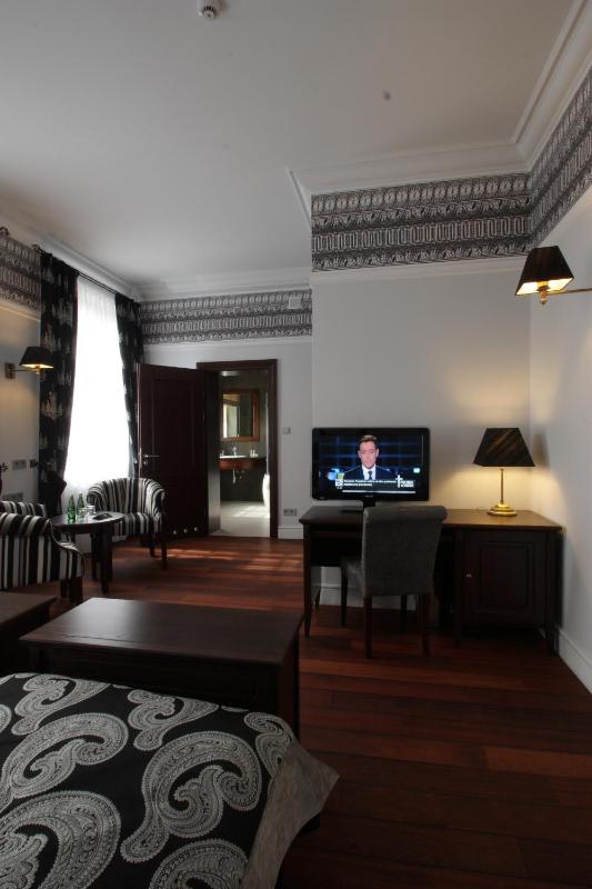 Superior Double or Twin Room with City View image 2