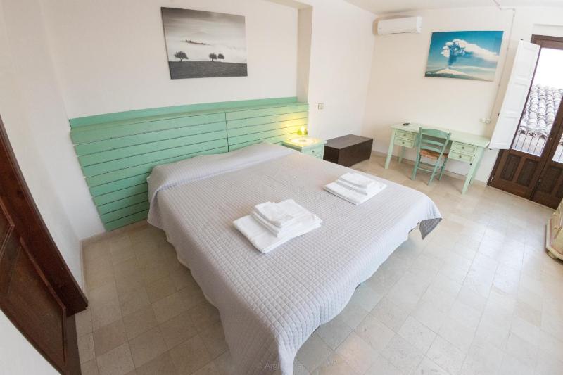 Double Room with Garden View image 4