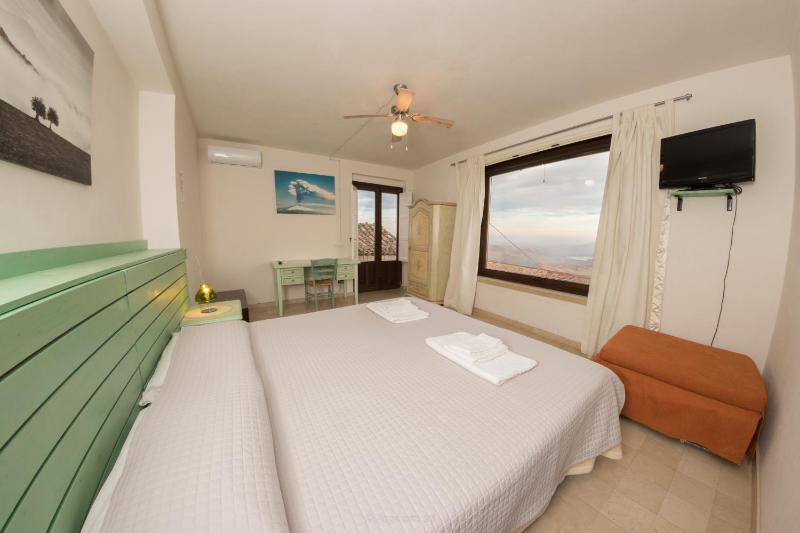 Double Room with Garden View image 2