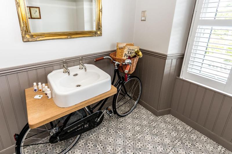 Classic Double Room image 3