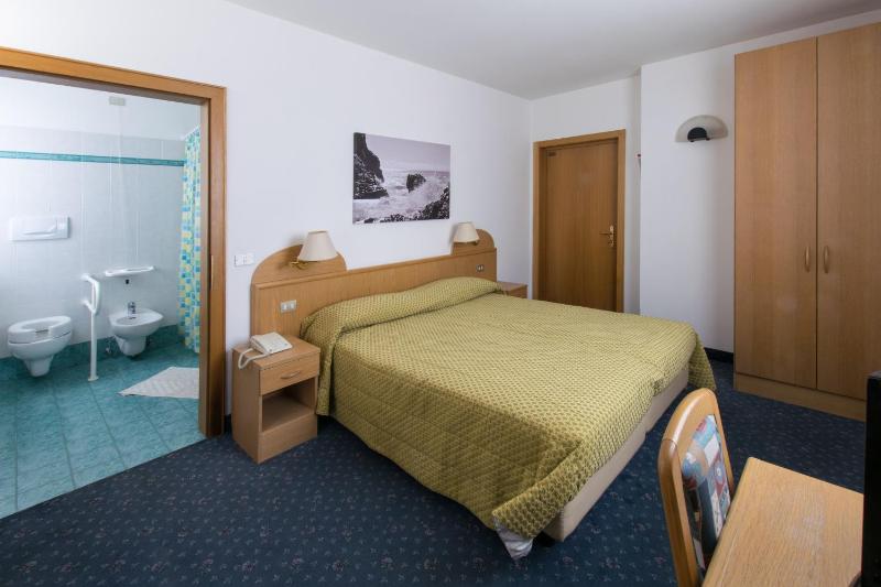 Deluxe Double or Twin Room image 1