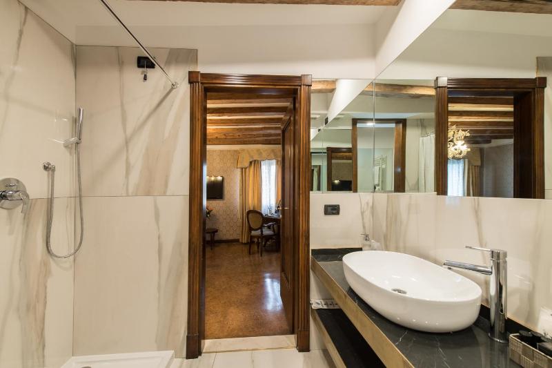 Junior Suite with Grand Canal/Rialto Bridge View image 2