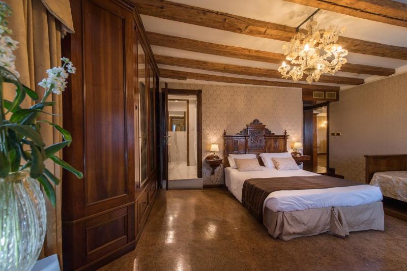Junior Suite with Grand Canal/Rialto Bridge View image 3
