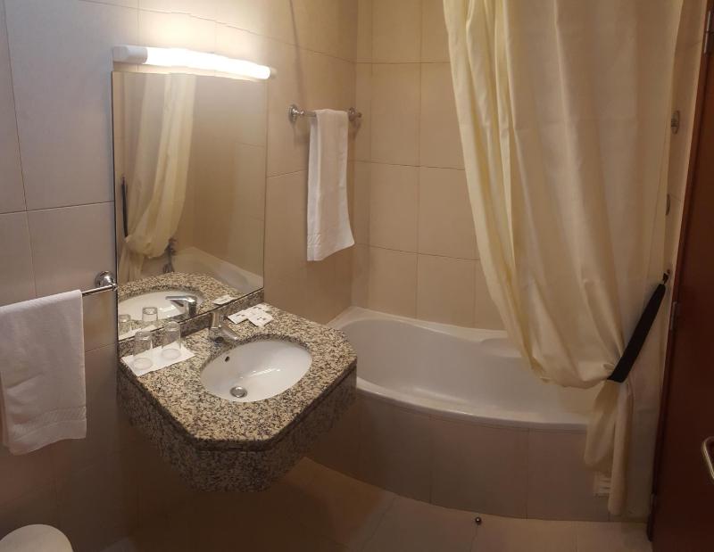 Triple Room with 3 Single Beds image 4