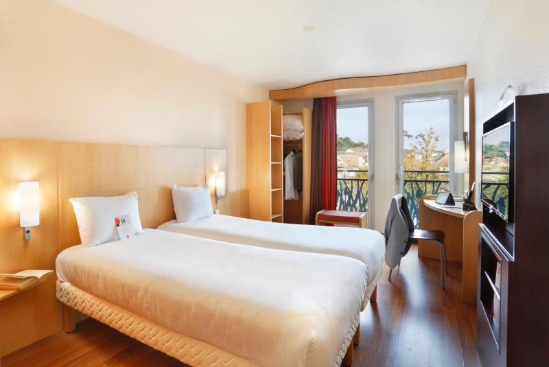 Standard Twin Room image 3