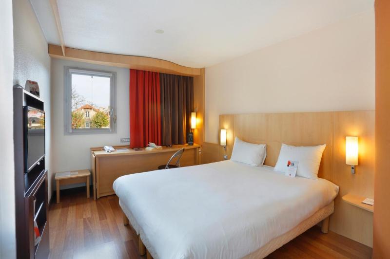 Standard Double Room image 3