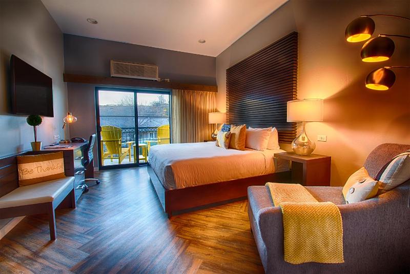 Deluxe King Room image 3