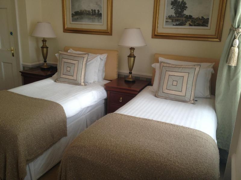 One Bedroom Apartment - Lady Hamilton   image 3